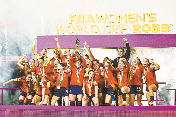 西班牙女足大比分获胜，冲击冠军