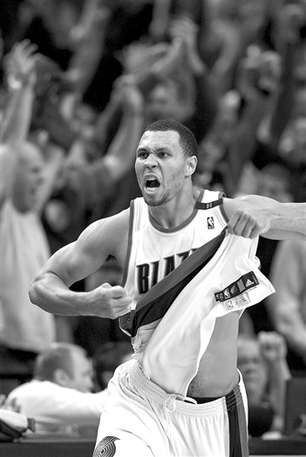 包含激烈竞技让人心跳加速，球员们在场上展现实力的词条