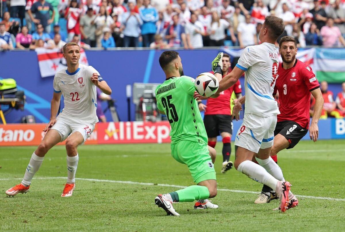 阿贾克斯惊险胜利进军欧国联资格赛的简单介绍