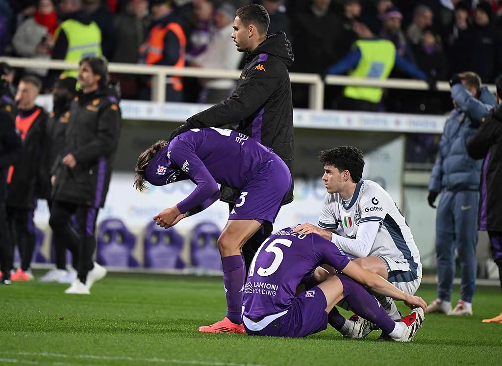 关于意大利足球联赛中一位球员受伤离场的信息 关于意大利足球联赛中一位球员受伤离场的信息