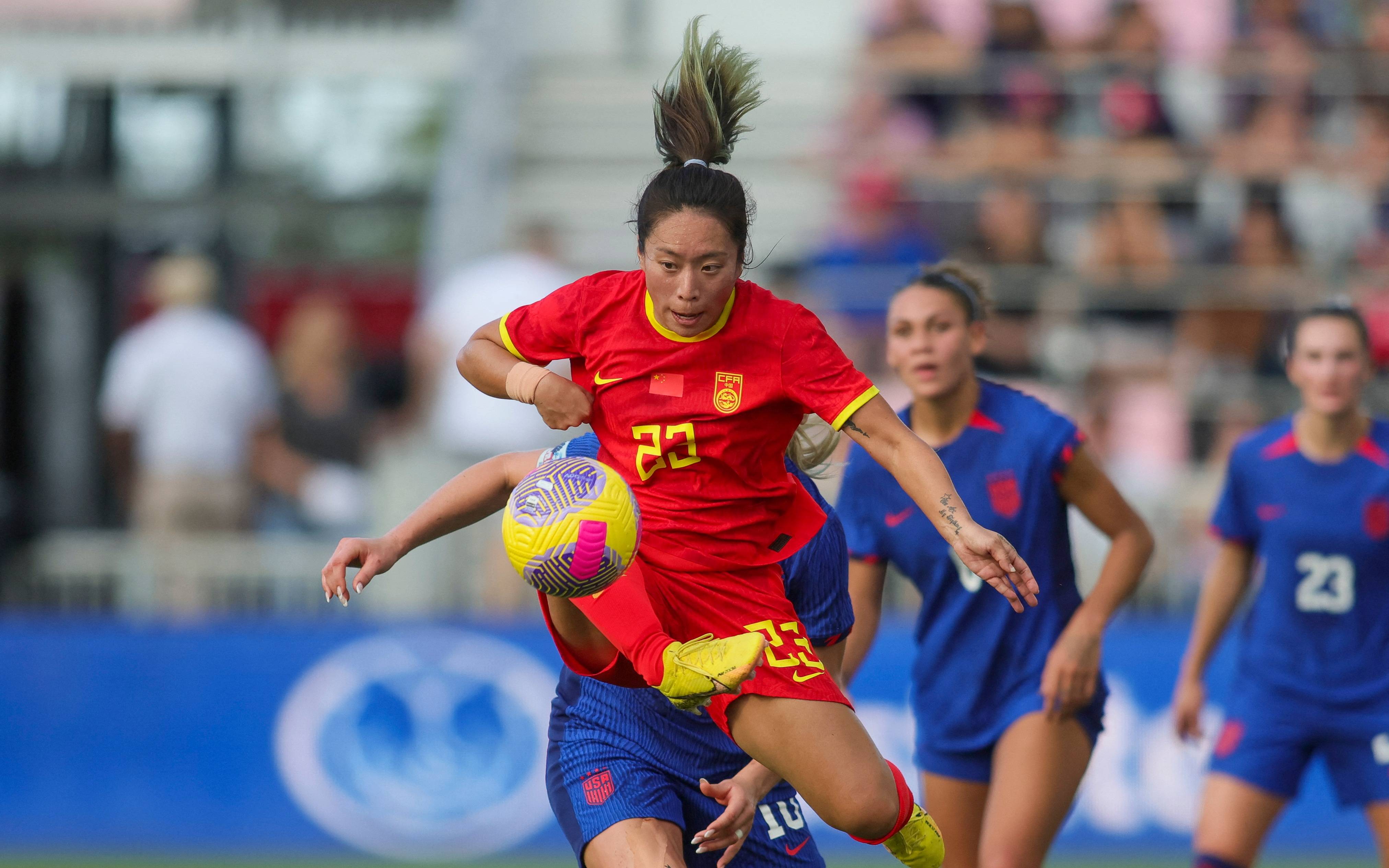 包含足球赛场女队飒爽英姿，实力无可匹敌的词条
