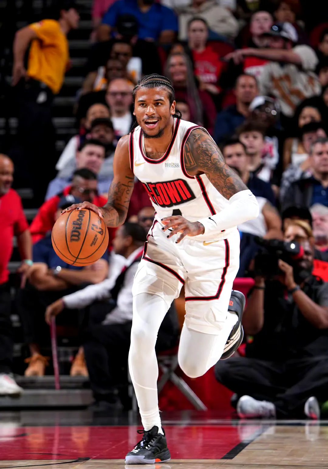 紧握主场之利，球队豪取三分加速逼近冠军的简单介绍