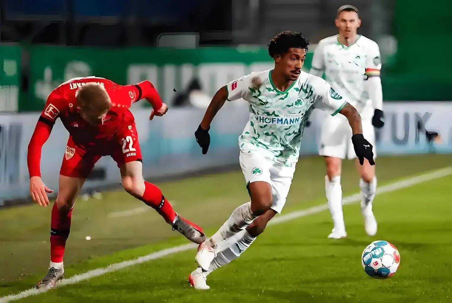 包含沙尔克04前锋状态神勇，领先射手榜的词条