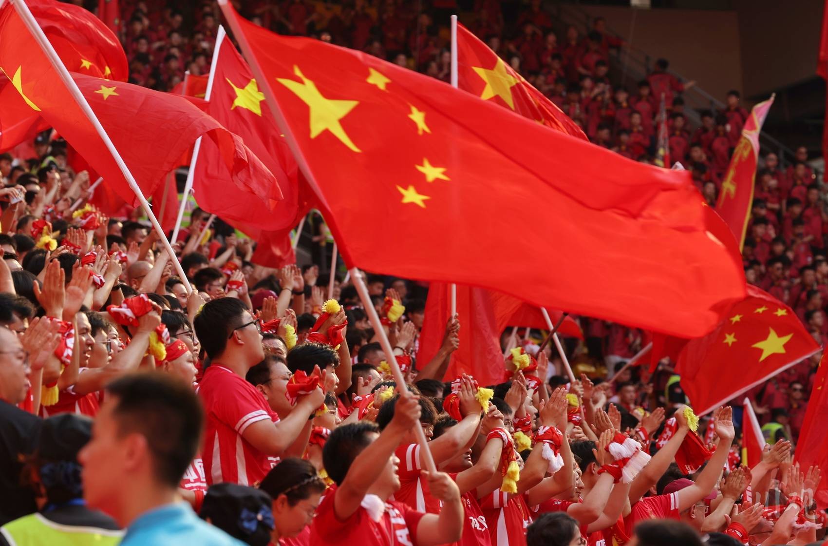 球员在比赛中展现出了出色的拼搏精神