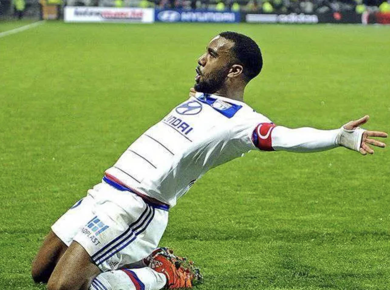 开云体育官网-里昂球员在法甲联赛中取得关键胜利