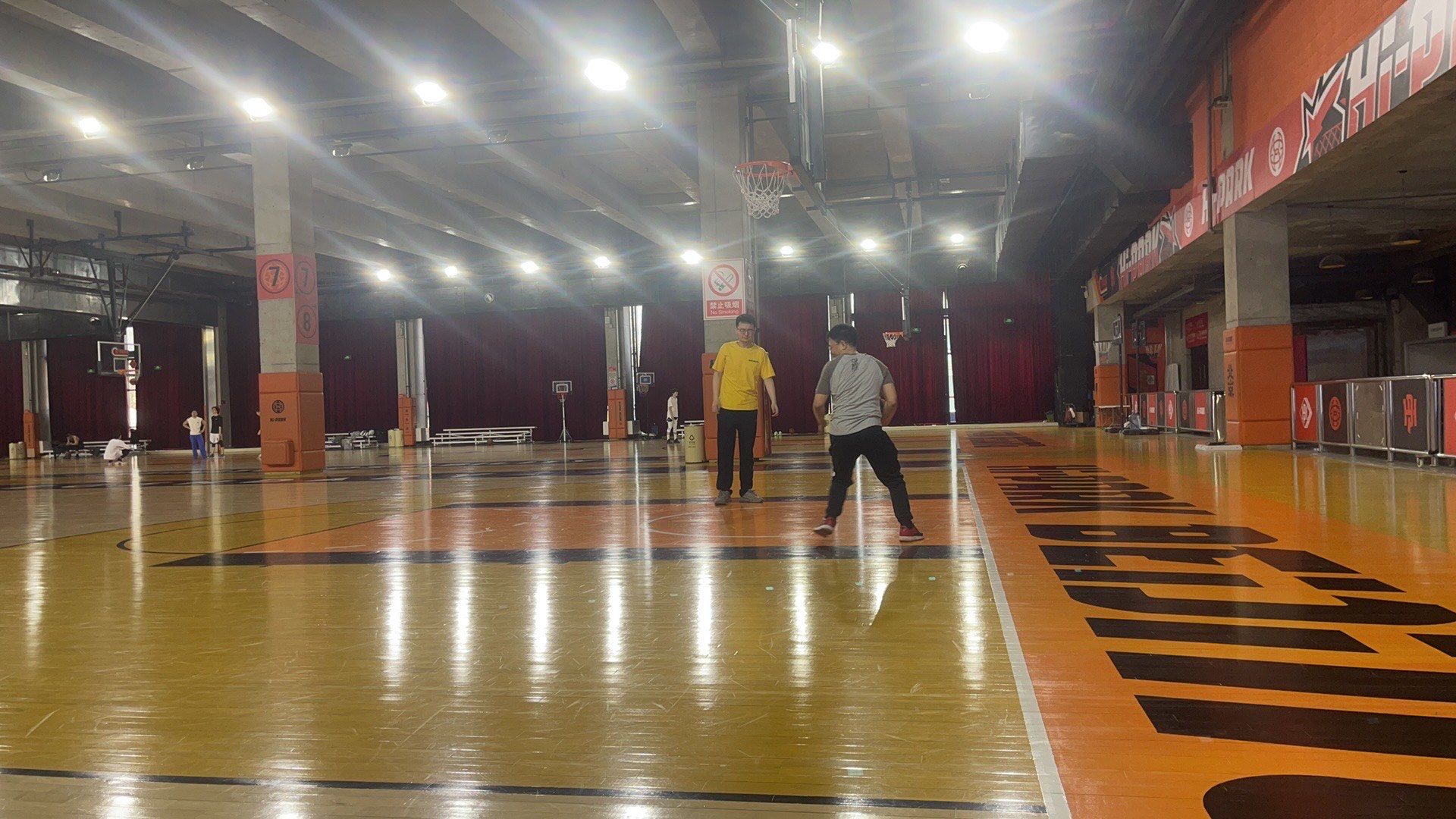 包含宁夏篮球场上热闹非凡，气氛火爆的词条