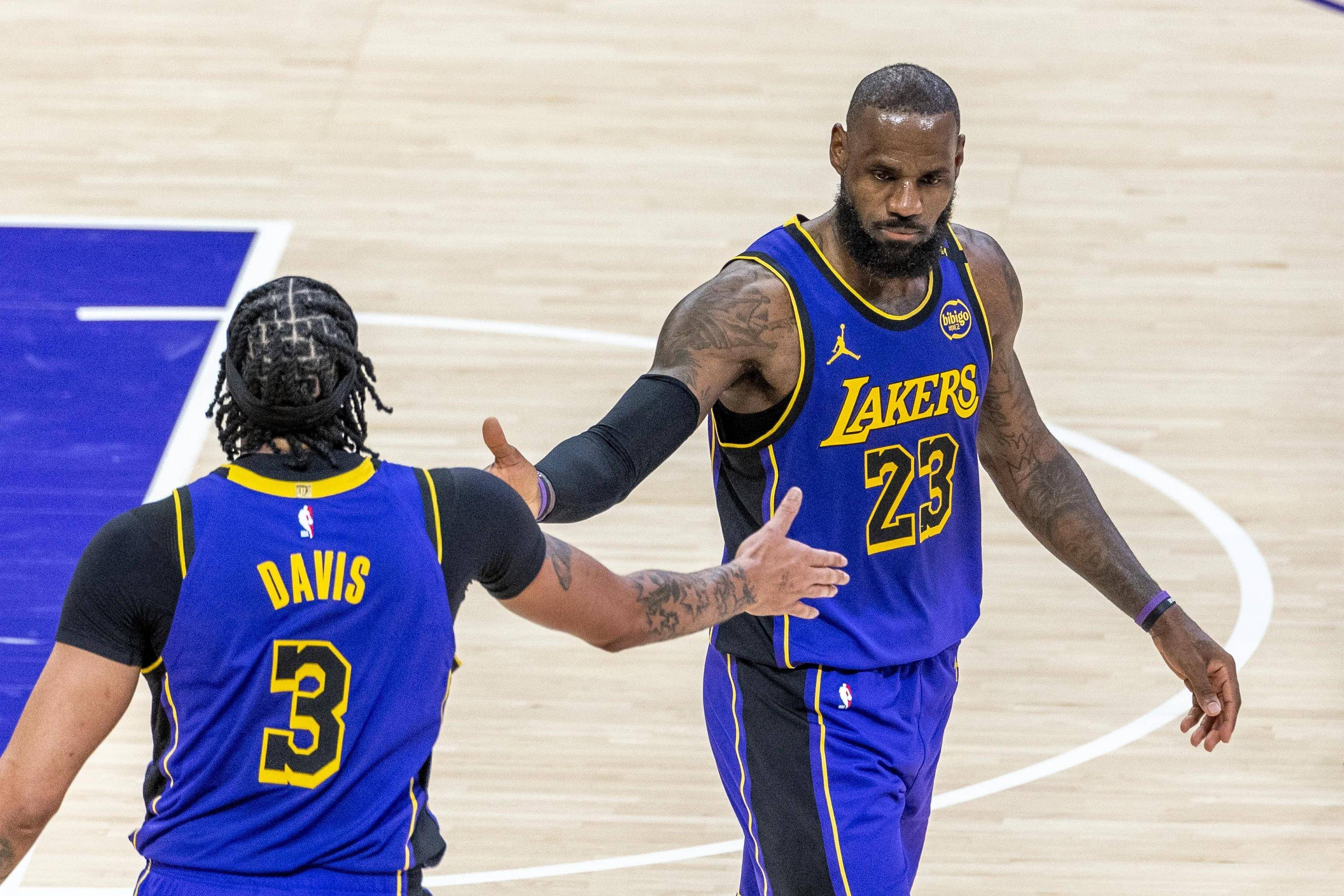 湖人队战绩起伏不定,球队需要调整战术 湖人队战绩起伏不定,球队需要调整战术