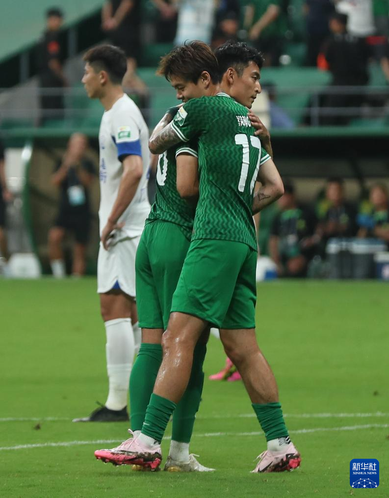 中国足球运动员在比赛中展现出色技术