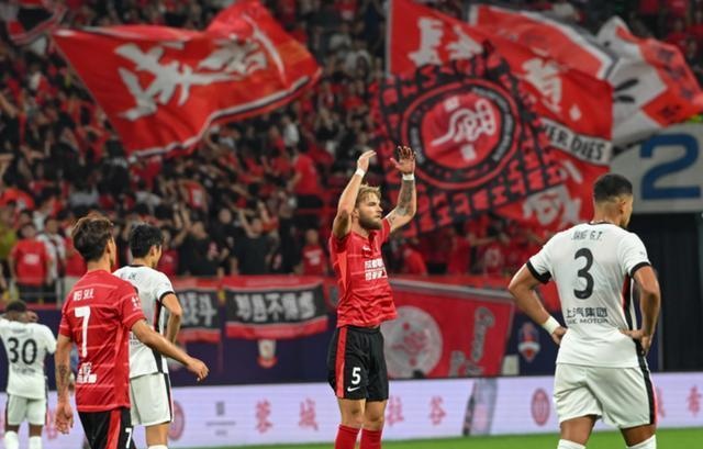 外援对决再度上演,球迷期待激烈对决 外援对决再度上演,球迷期待激烈对决