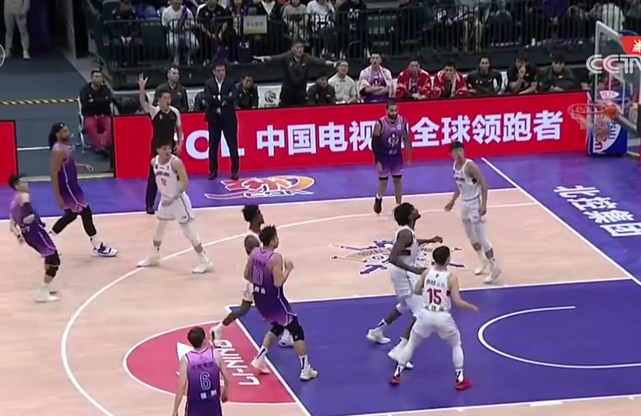 一场精彩纷呈的对抗，球员们向胜利迈进