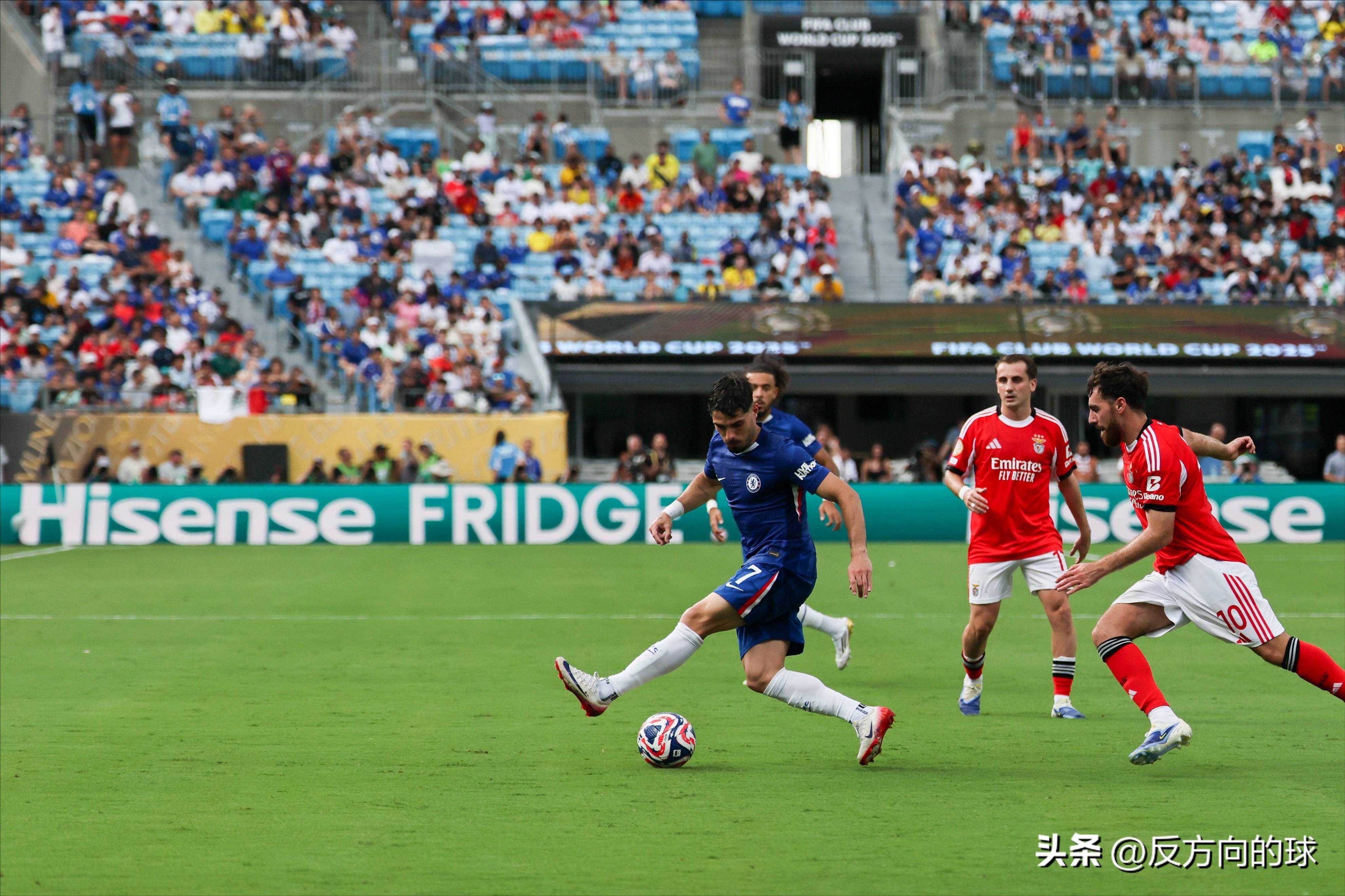 足球赛场上发生多起惊心动魄事件