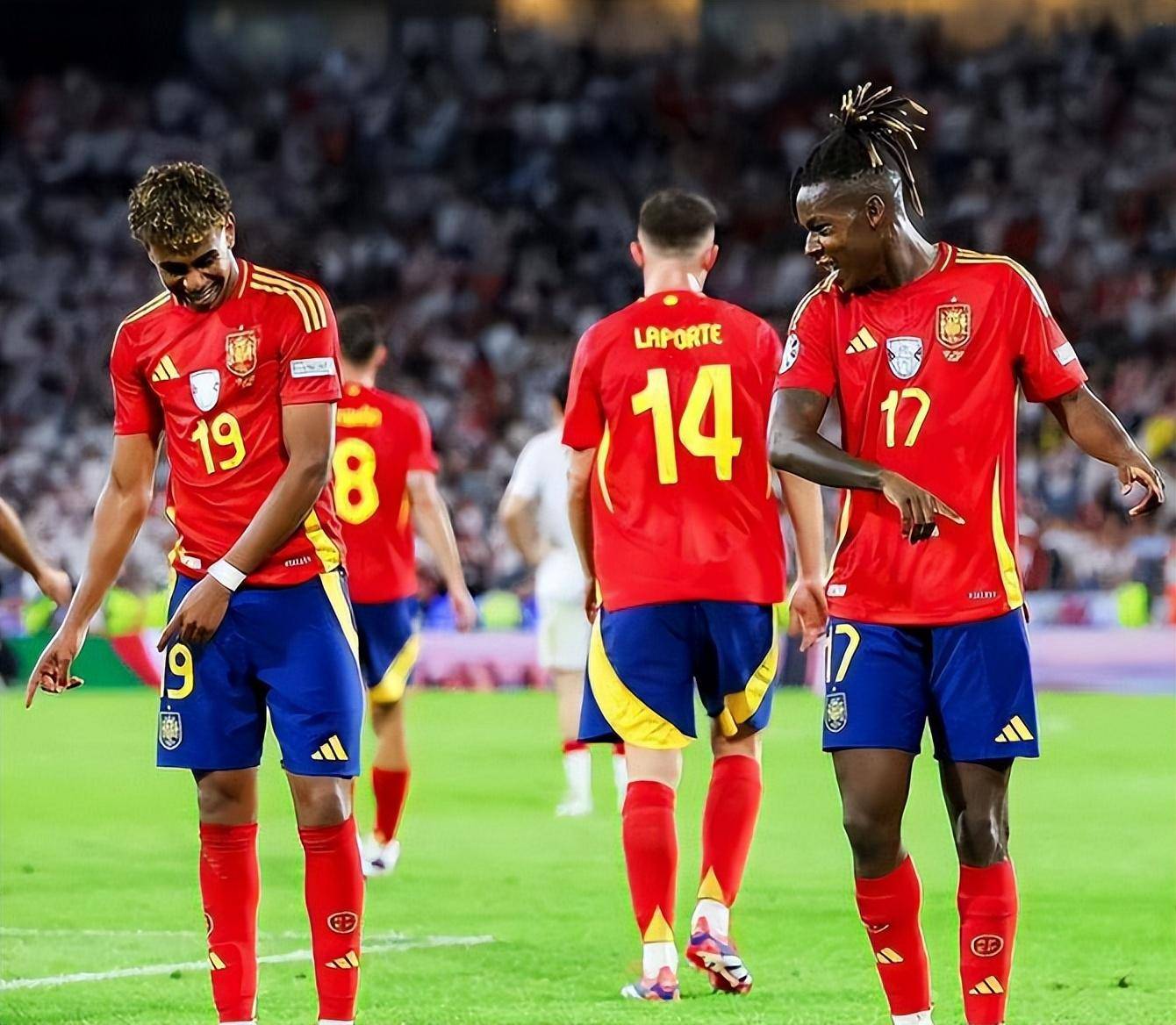 西班牙国家队与瑞士队争夺胜利