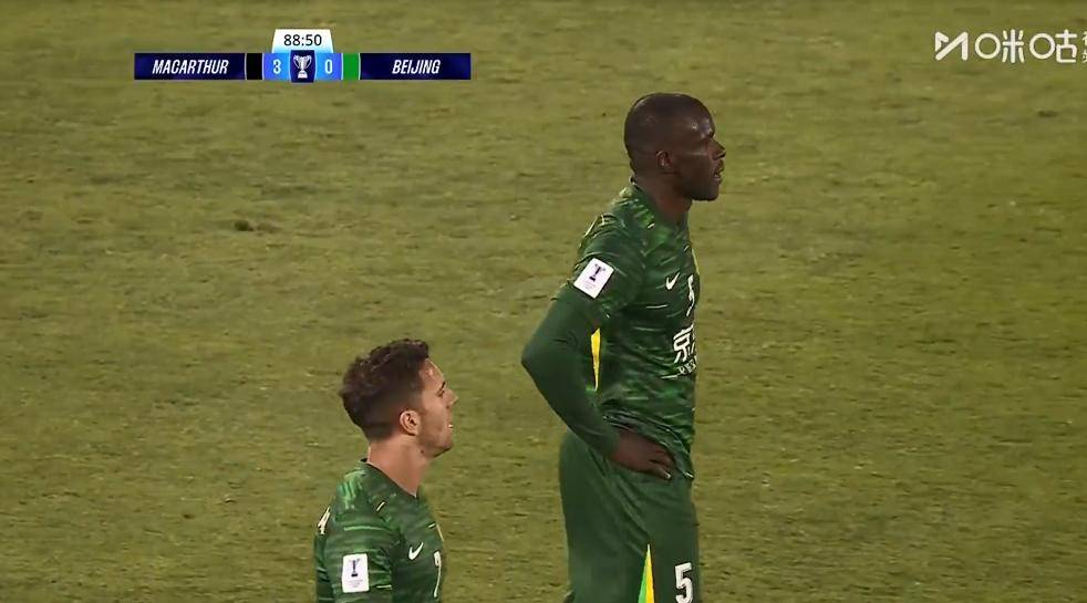 开云体育-强队遭遇出局，球迷纷纷表示失望与沮丧